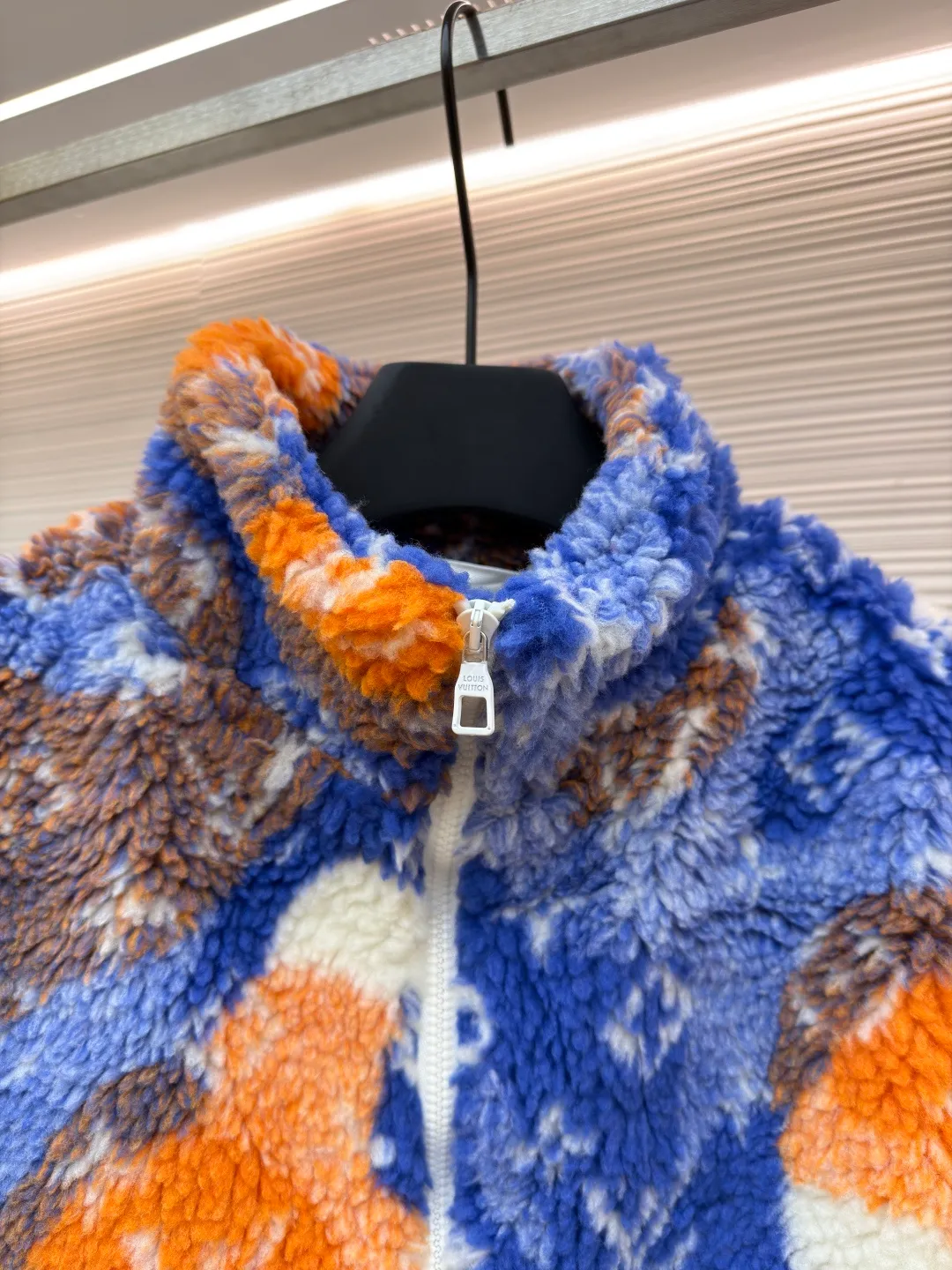 LOUIS VUITTON colorful polar fleece jacket ●Original version: Purchased and developed for 14900 ●Item number: 1680945-B70 ●Fabric: polar fleece fabric ●Technology: yarn-dyed fabric ●Version: fitted version ●Weight: about 815 grams ●Size: XS-S-M-L ●Description: The fabric is made of [90% polyester + 10% wool blended yarn-dyed fabric]. The Y version was purchased and disassembled, and the bottom was turned over [scanning and painting to make a yarn-dyed device]. The yarn dyeing was all made of [custom-dyed polyester blended wool material yarn]. The finished fabric was [polar fleece and then sheared], containing [sheep wool blended yarn], and the color is saturated. The degree of harmony is higher, and the fluff after polar fleece is more [fluffy and three-dimensional]. It is matched with [26s combed cotton plain weave] as the lining. The inner small pocket is made of [60 double-ply twill woven cotton]. The front and back panels of the entire garment are made of [positioned flower hand-cut]. The overall routing is straight and delicate, the fabric is comfortable and soft, and the color is consistent without color difference. It can be matched with the same style to create a fashionable look, and can be used in various occasions. Customized accessories, complete with three standards, same style for men and women!